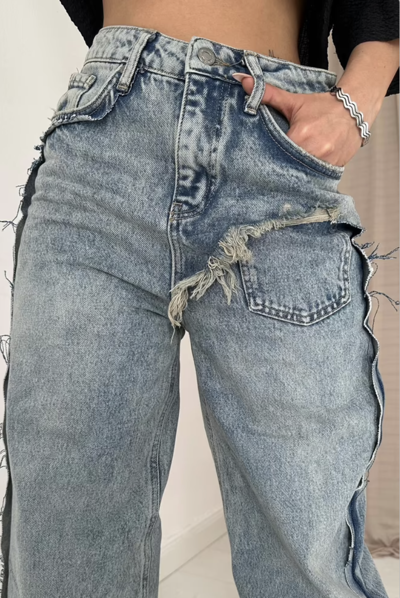 Jeans con spacco laterale