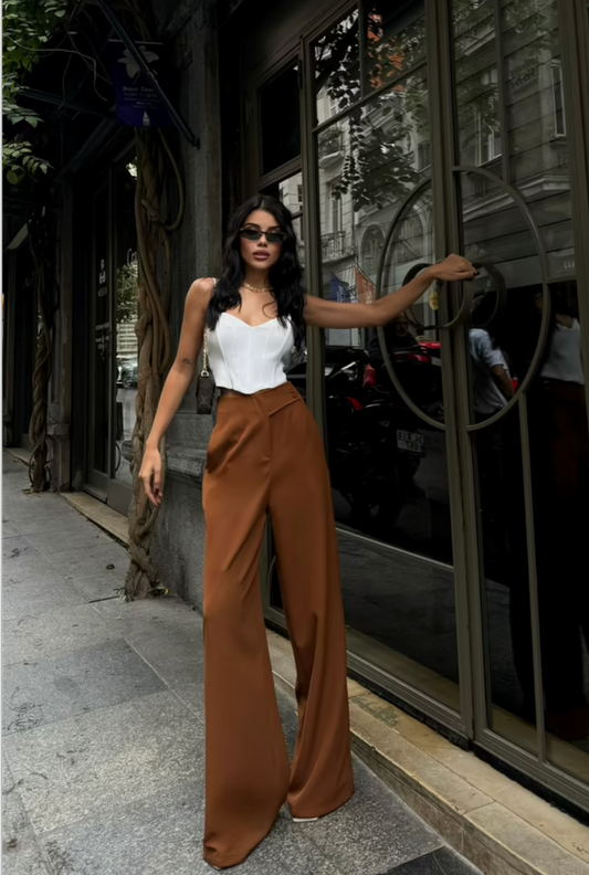 Pantaloni sartoriali dritti.