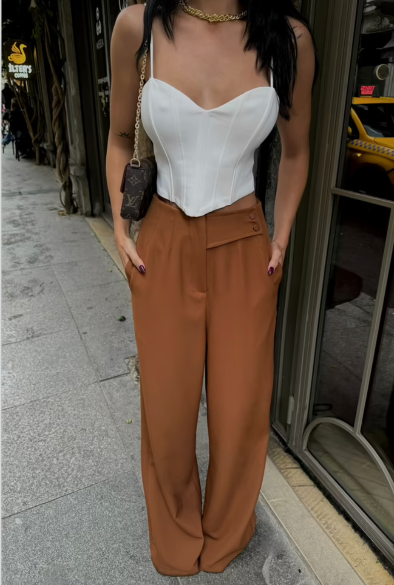 Pantaloni sartoriali dritti.