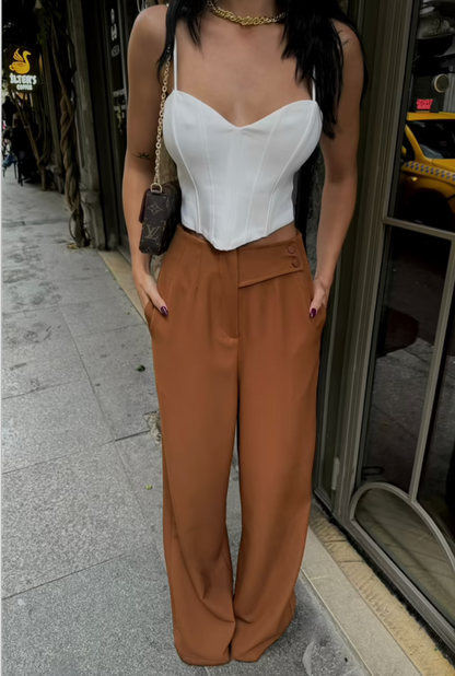 Pantaloni sartoriali dritti.