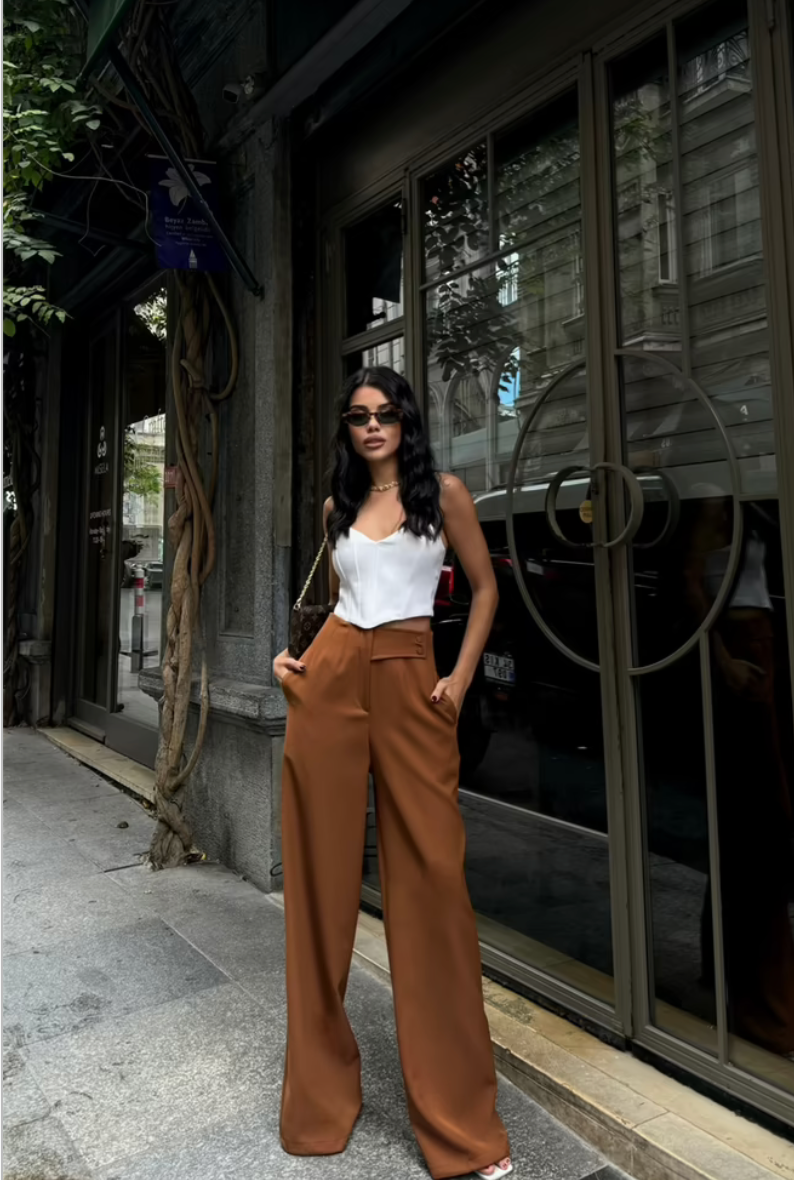 Pantaloni sartoriali dritti.