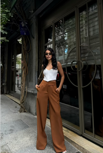 Pantaloni sartoriali dritti.