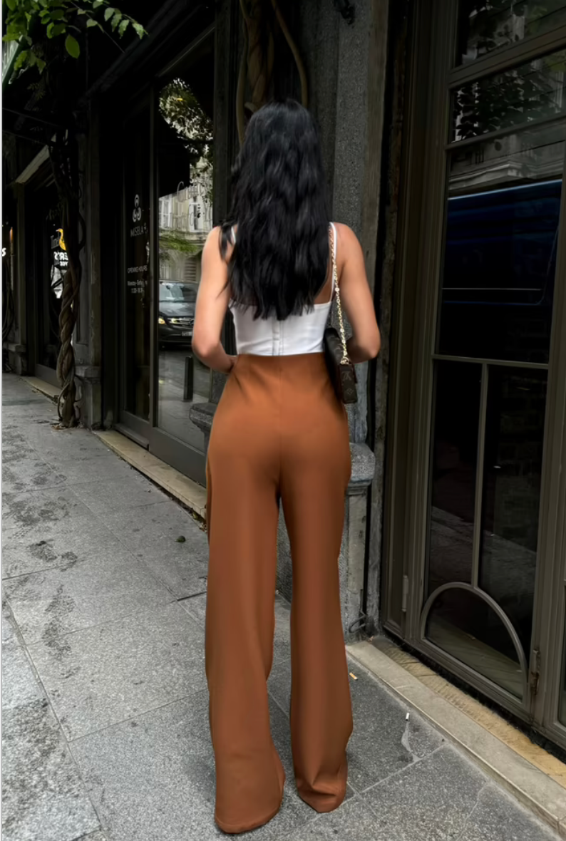 Pantaloni sartoriali dritti.